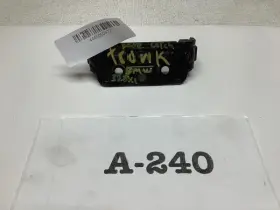181.bm1s07 Bmw 2007 328xi Sedan Trunk Lid Striker Plate