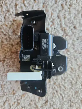 Pt00003662j Oem Rivian R1s Tailgate Center Latch Assembly Pt00003662j Oem Rivian R1s Tailgate Center Latch Assembly