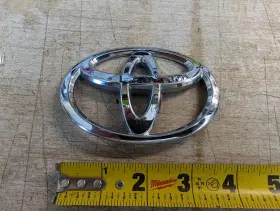 90975-02104 Toyota 2013-2018 Avalon Grille Emblem Used Oem